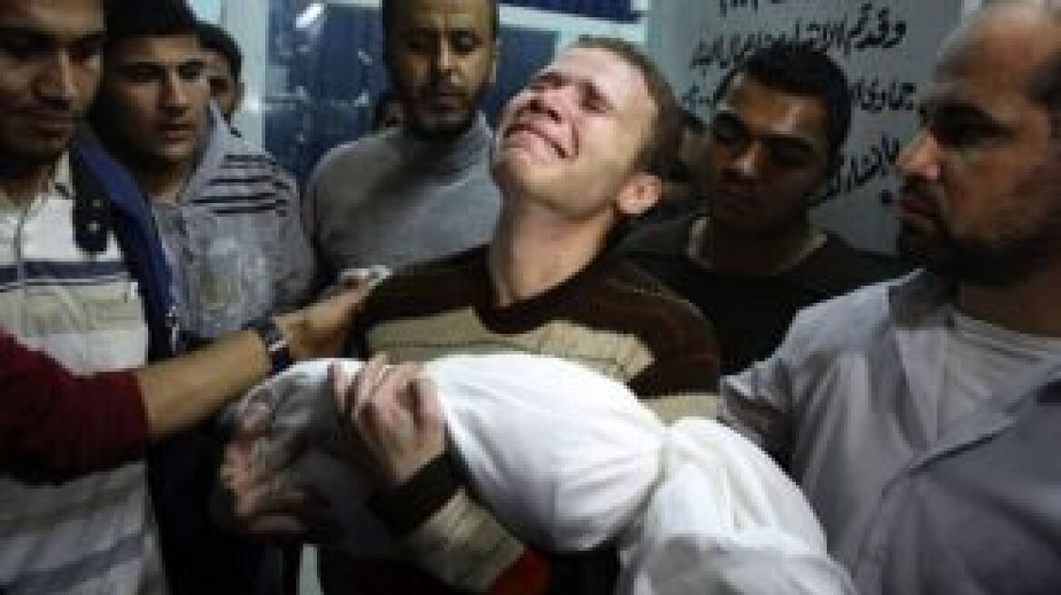Σοκάρει η εικόνα δημοσιογράφου με το νεκρό παιδί του στη Γάζα